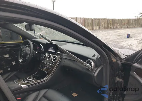 2018 Mercedes-Benz C 300 4Matic z USA, uszkodzony, nr VIN WDDWF4KB9JR397046